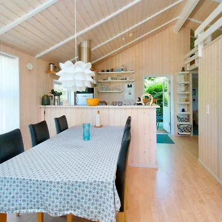 6 Person In Skibby-by Traum