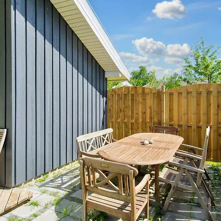 6 Person In Skibby-by Traum *