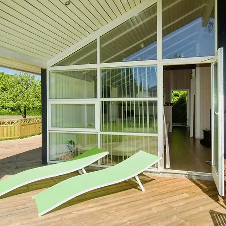 6 Person In Skibby-by Traum