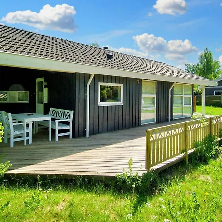 6 Person In Skibby-by Traum *