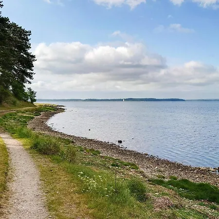 6 Person In Skibby-by Traum *